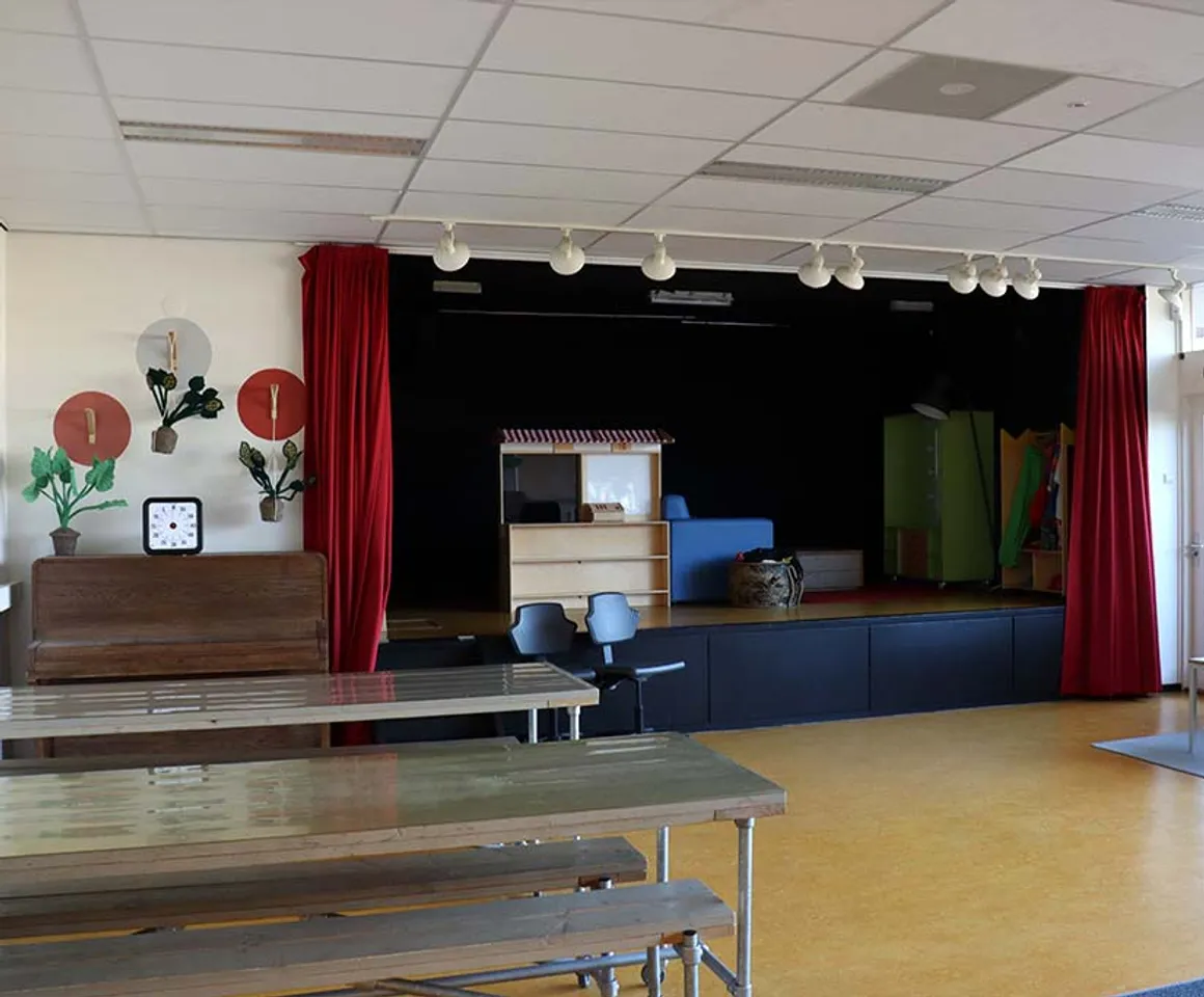 De groepsruimte met een podium bij buitenschoolse opvang Stepping Stones, Kind&co Ludens