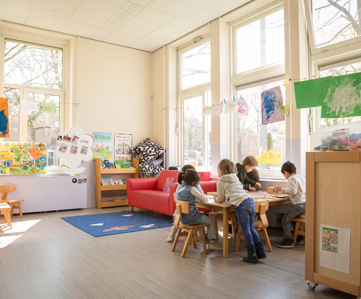 Kinderen puzzelen aan tafel bij peuteropvang De Kleine Wijzer, kinderopvang Kind&co ludens