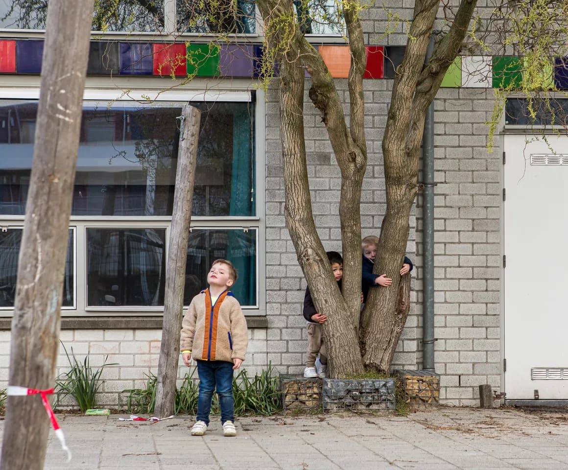 Kinderen samen buiten aan het spelen bij Peuteropvang Utrecht Pinokkio van kinderopvang Kind&co ludens