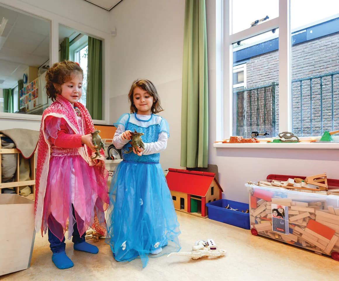 Kinderen van de BSO verkleden zich samen als prinses bij kinderopvang Kind&co ludens