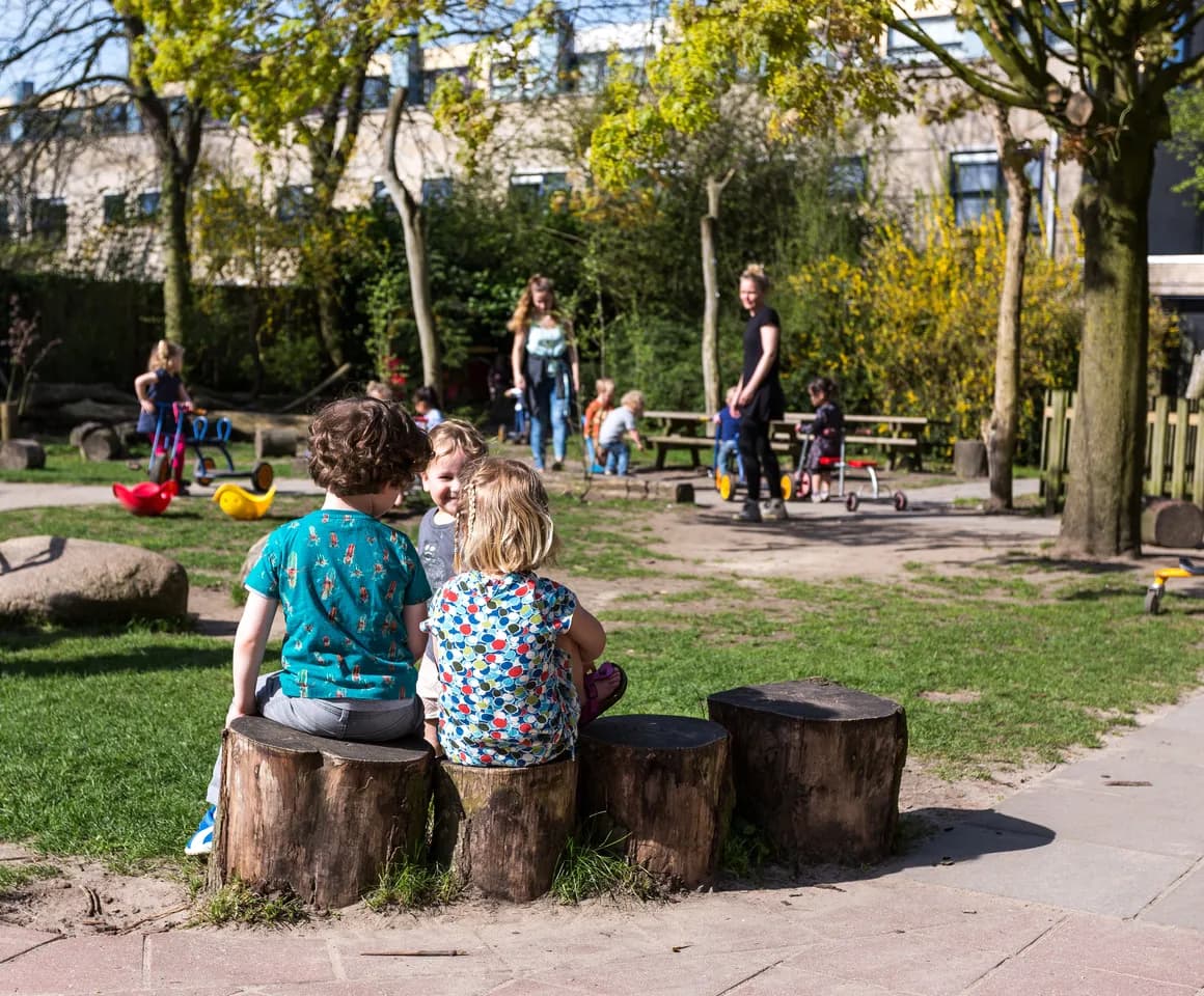 Kinderen spelen samen gezellig buiten bij kinderopvang Kind&co ludens