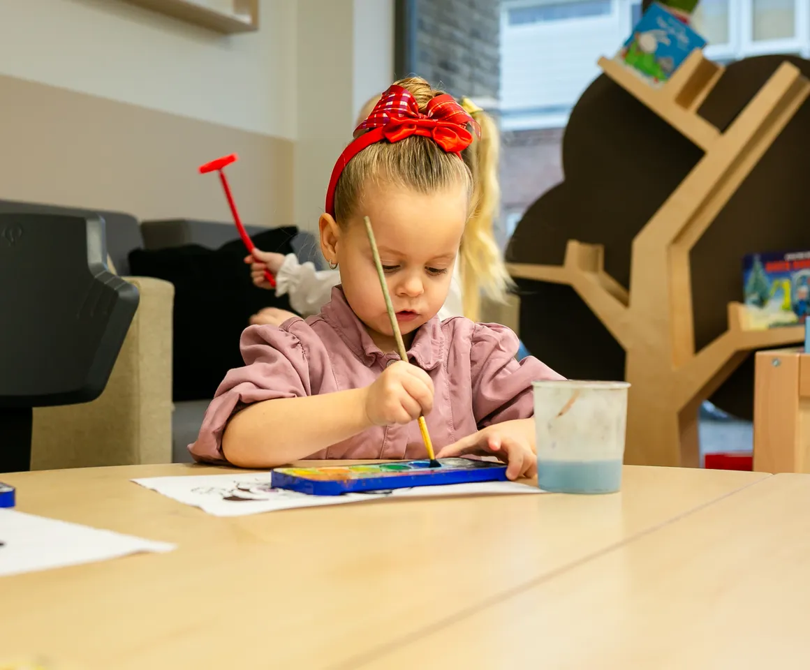 Kind bij de peutergroep is aan het schilderen bij kinderopvang Kind&co ludens