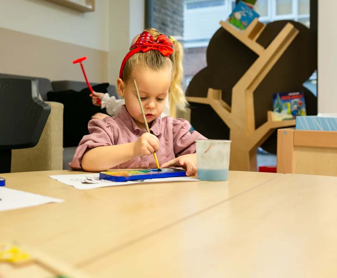 Kind bij de peutergroep is aan het schilderen bij kinderopvang Kind&co ludens
