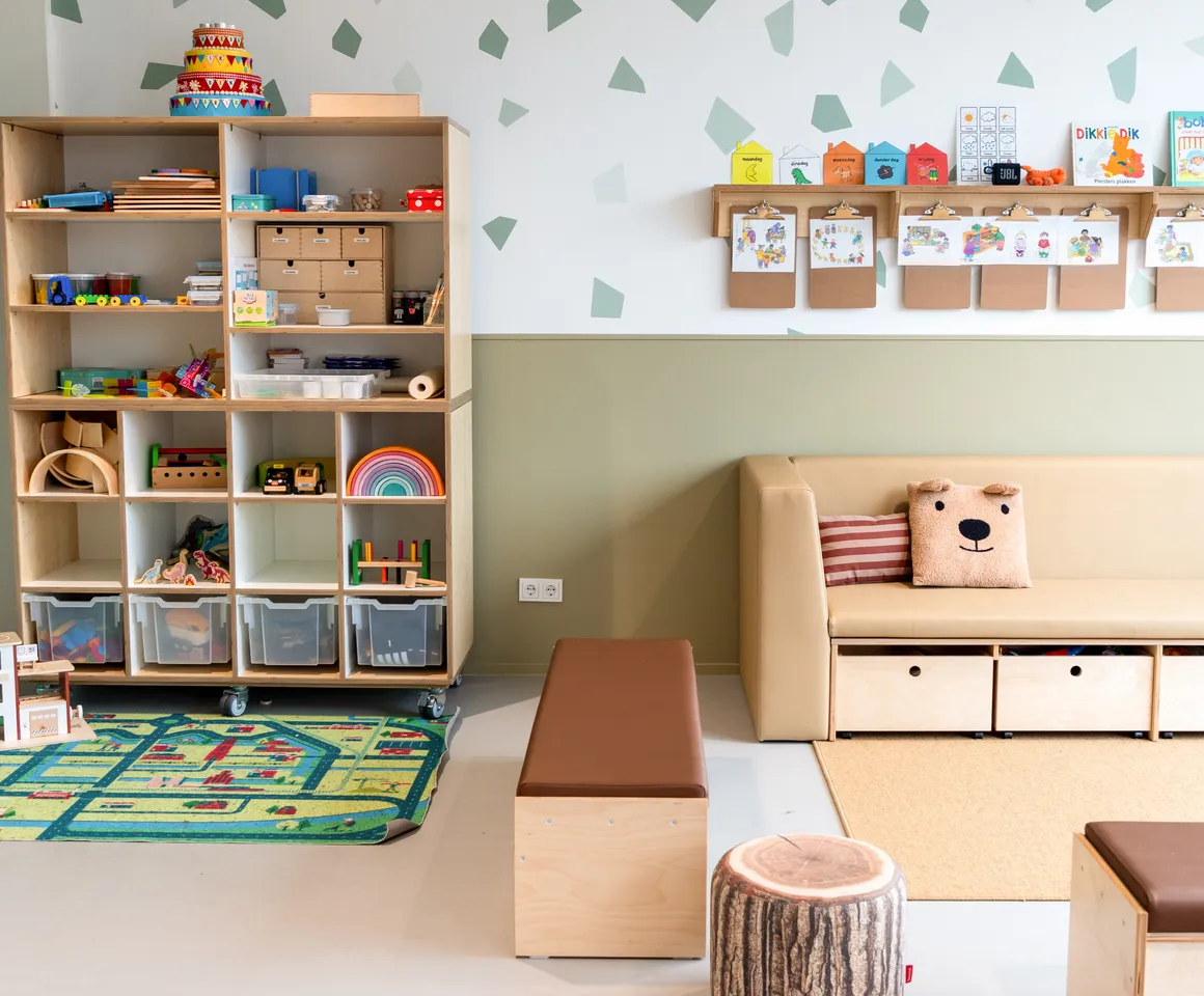 De groepsruimte met leeshoek en bouwhoek bij peuteropvang Leeuwesteyn, Kinderopvang Kind&co ludens