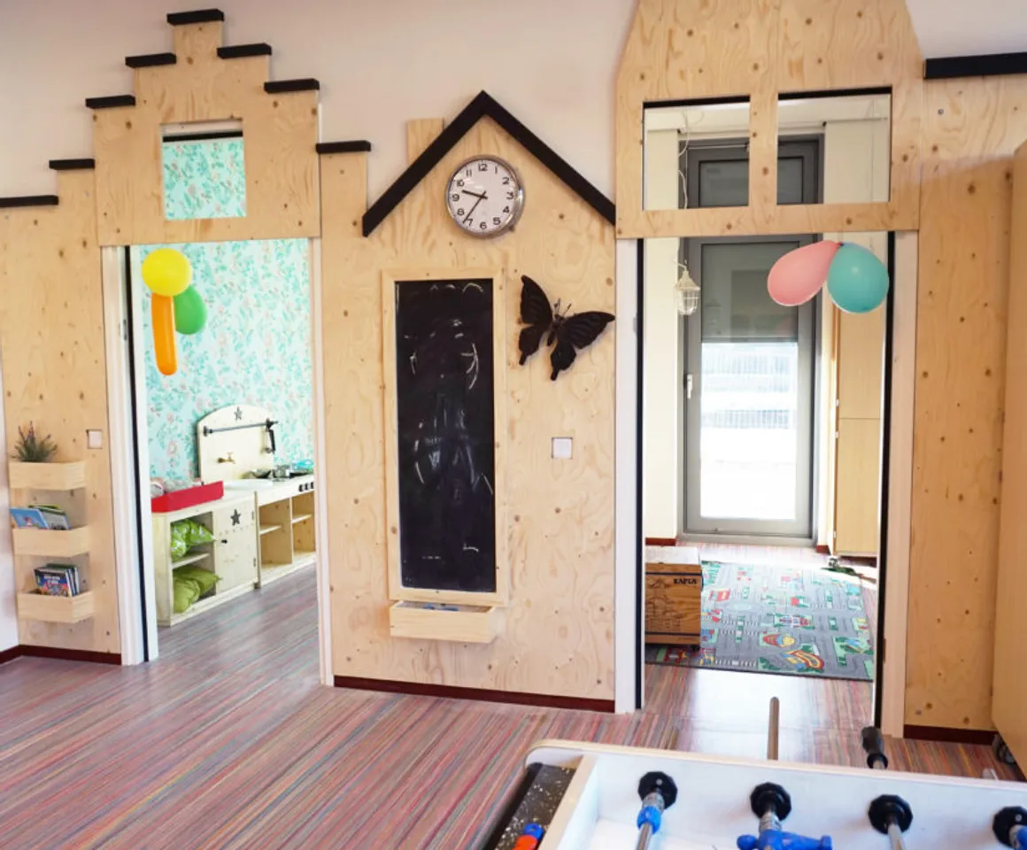 De groepsruimte met autohoek en huishoek van buitenschoolse opvang De Bik, Kind&co ludens