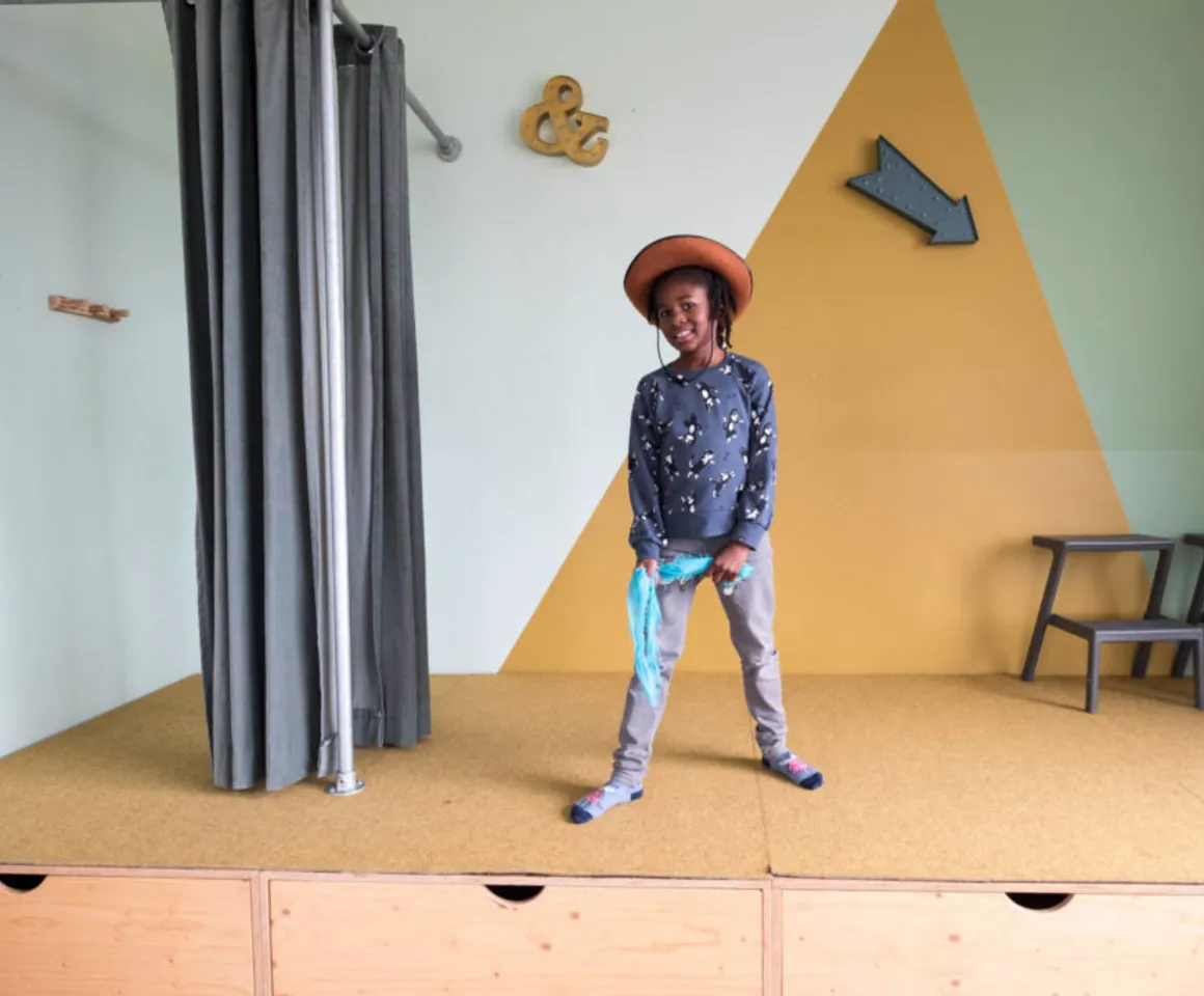 Kind speelt toneel bij buitenschoolse opvang Schatgravers, Kind&co ludens