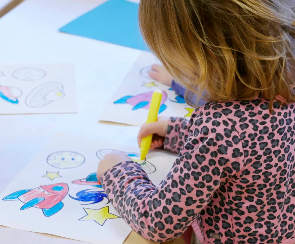 Kind aan het kleuren bij BSO Blitskikkers Bunnik van kinderopvang Kind&co ludens
