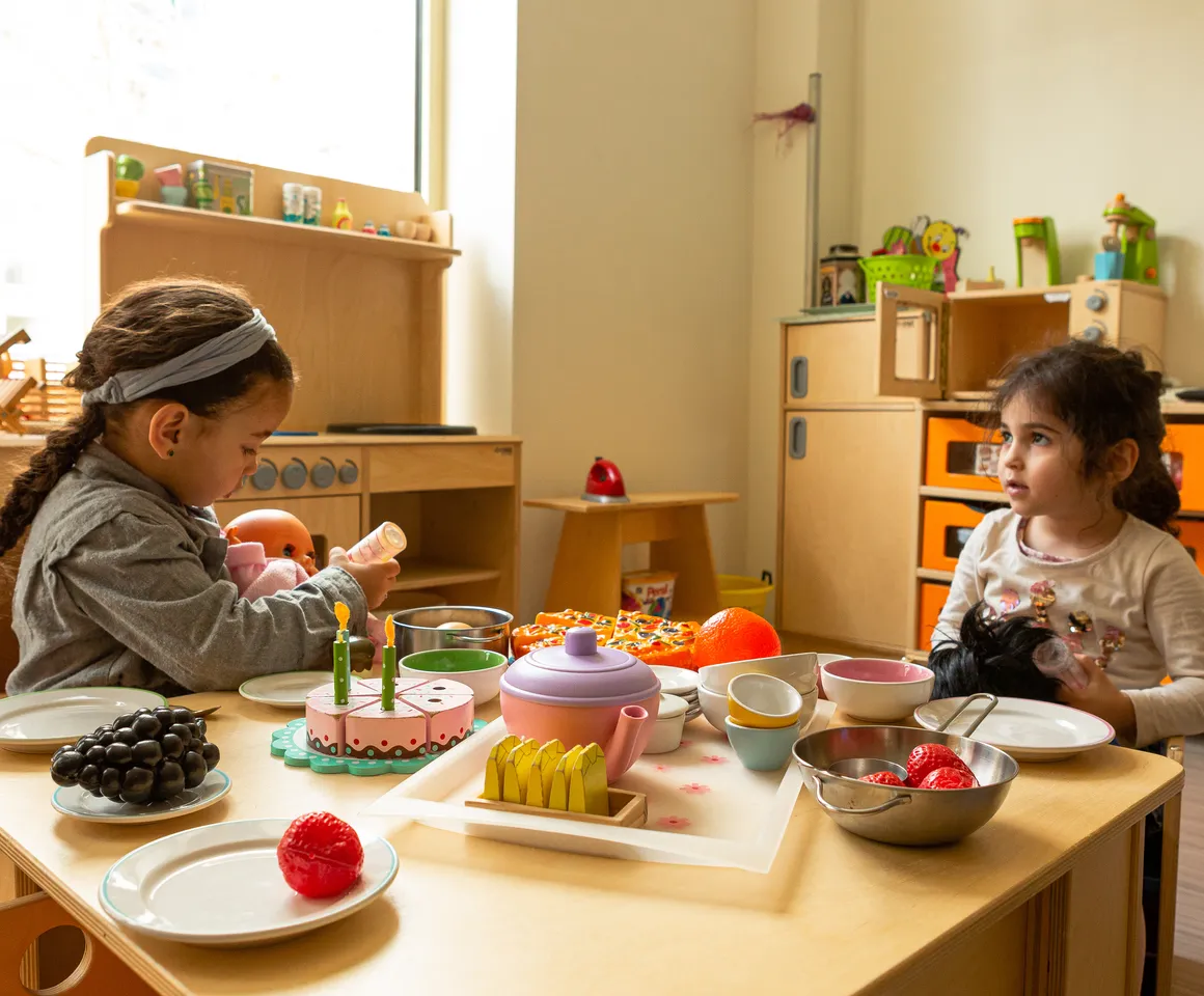 Kinderen van de peuteropvang spelen samen in de huishoek bij kinderopvang Kind&co ludens