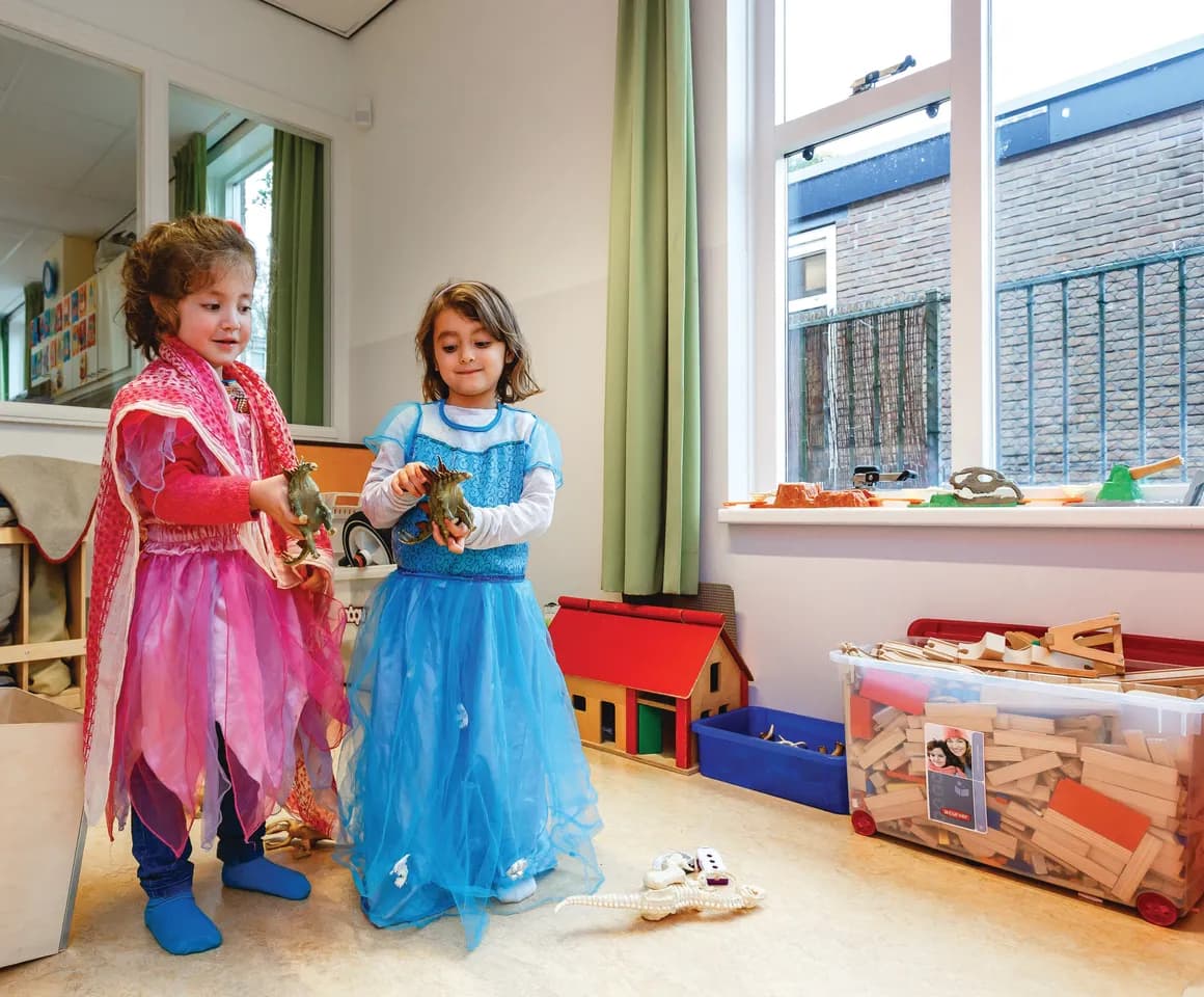 Kinderen van de BSO verkleden zich samen als prinses bij kinderopvang Kind&co ludens