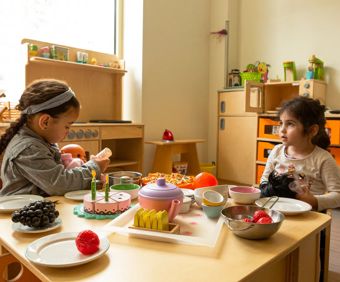 Kinderen van de peuteropvang spelen samen in de huishoek bij kinderopvang Kind&co ludens