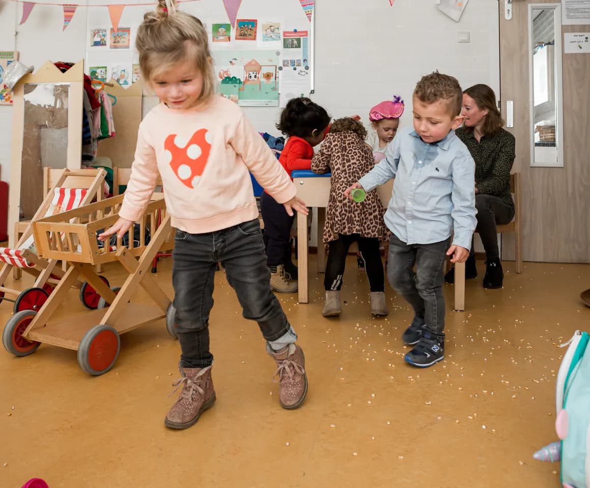 Kinderen van de peutergroep spelen samen met rijst bij kinderopvang Kind&co ludens