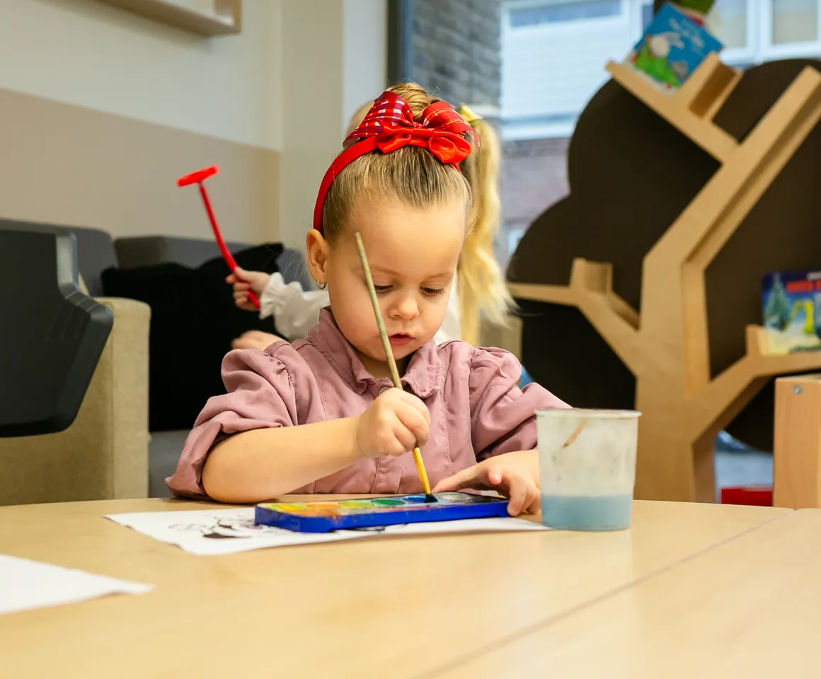 Kind bij de peutergroep is aan het schilderen bij kinderopvang Kind&co ludens