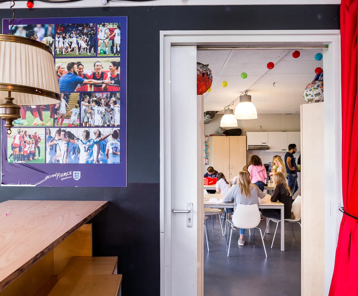 Doorkijk naar de huiskamer bij BSO Utrecht Spoenk van kinderopvang Kind&co ludens