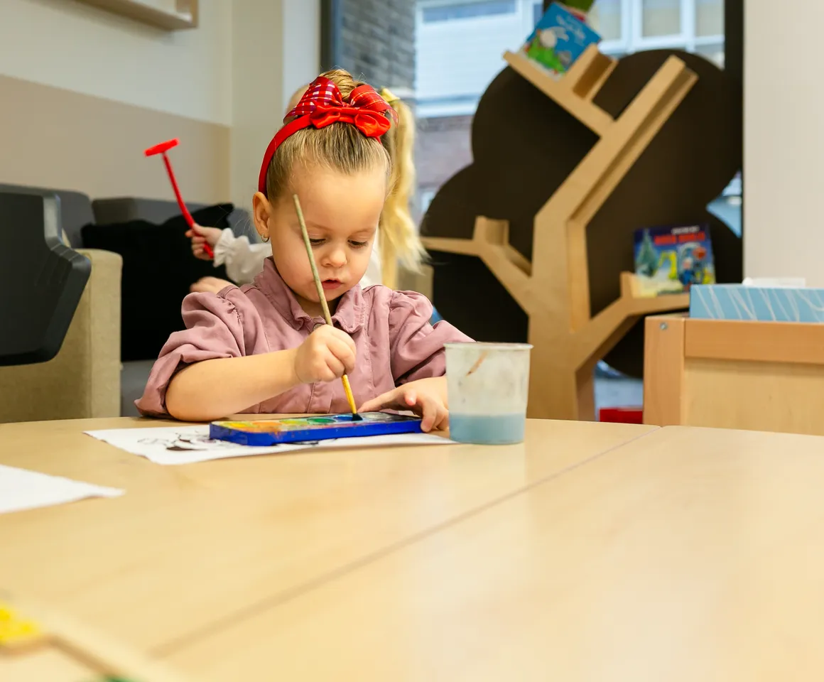 Kind bij de peutergroep is aan het schilderen bij kinderopvang Kind&co ludens