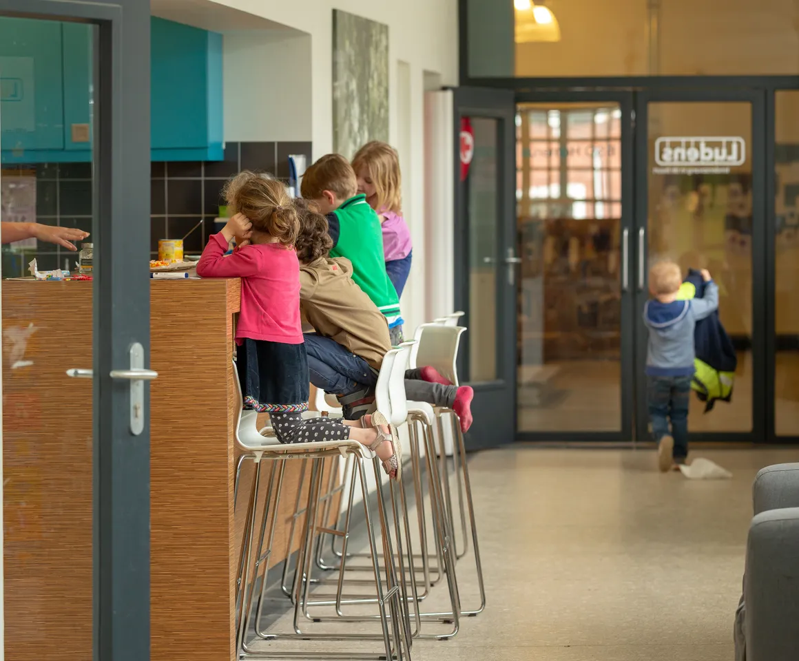 Kinderen in de groepsruimte bij BSO Utrecht Homerus van kinderopvang Kind&co ludens