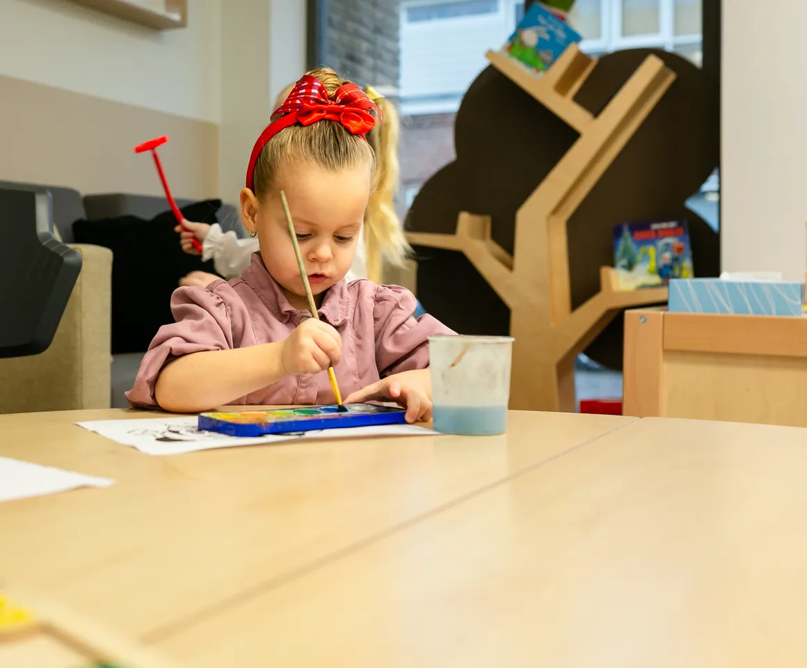 Kind bij de peutergroep is aan het schilderen bij kinderopvang Kind&co ludens