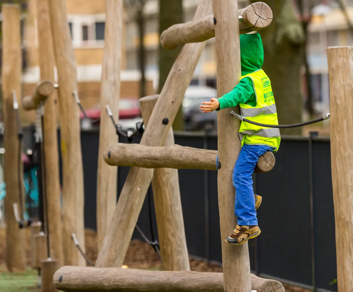 Kind speelt buiten in klimrek bij BSO Utrecht Teun van kinderopvang Kind&co ludens
