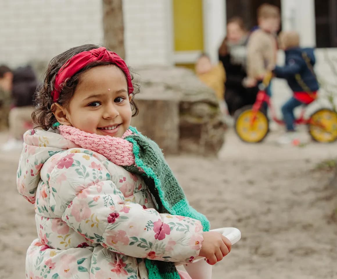 Kind van de peutergroep speelt lekker buiten bij kinderopvang Kind&co ludens