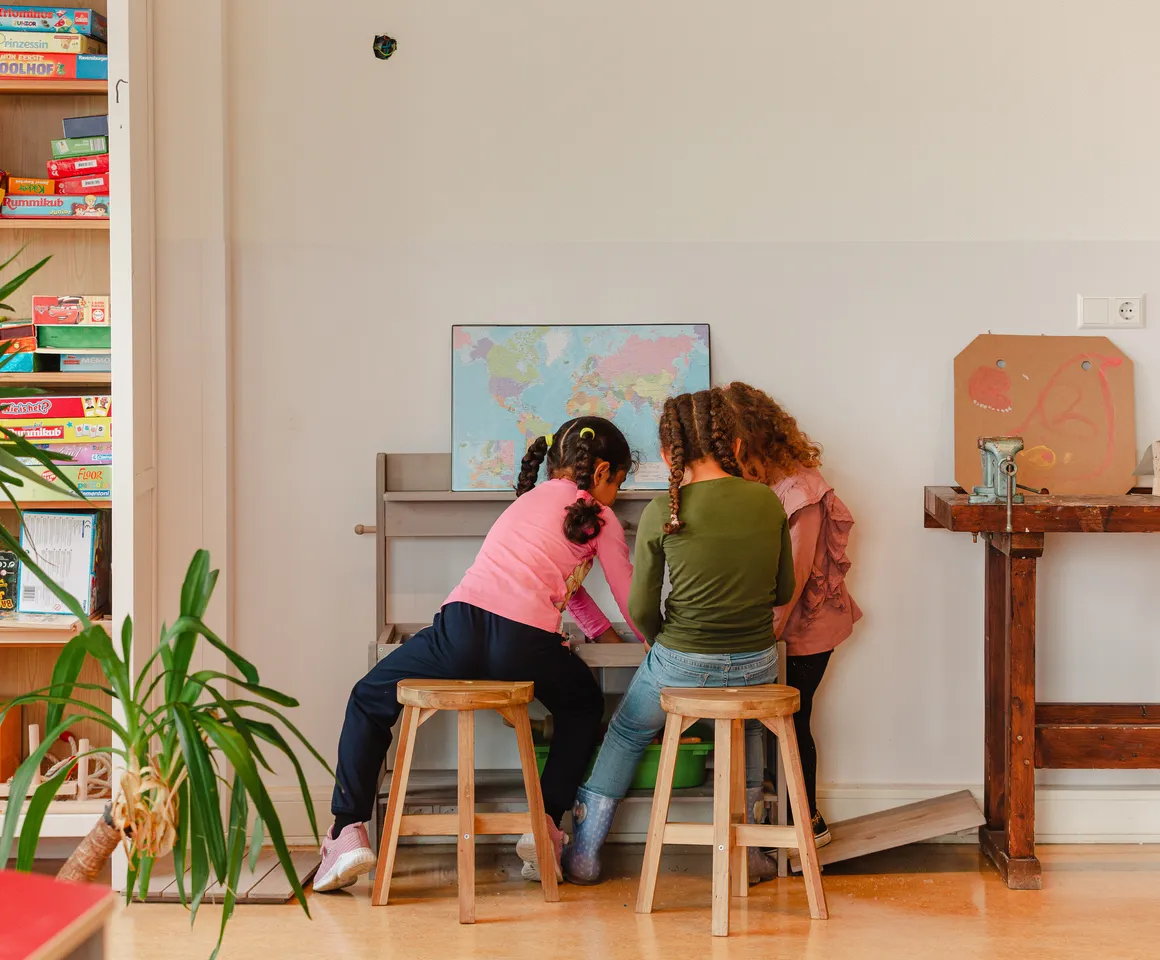 Kinderen spelen in de huiskamer bij BSO Utrecht  De Margriet van kinderopvang Kind&co ludens