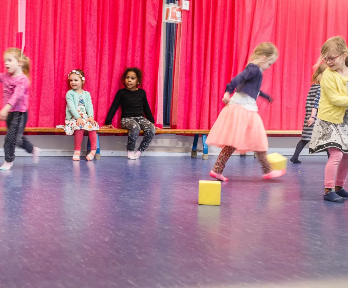 Kinderen spelen in de gymzaal bij BSO Utrecht Eigenwijs van kinderopvang Kind&co ludens