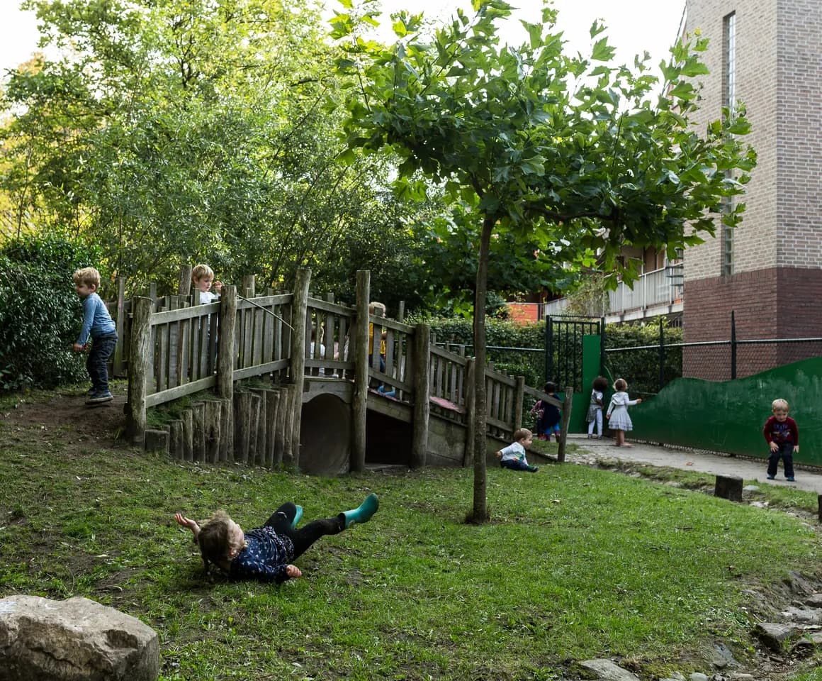 Kinderen spelen in de ontdek tuin van kinderdagverblijf Lunetten, kinderopvang Kind&co ludens