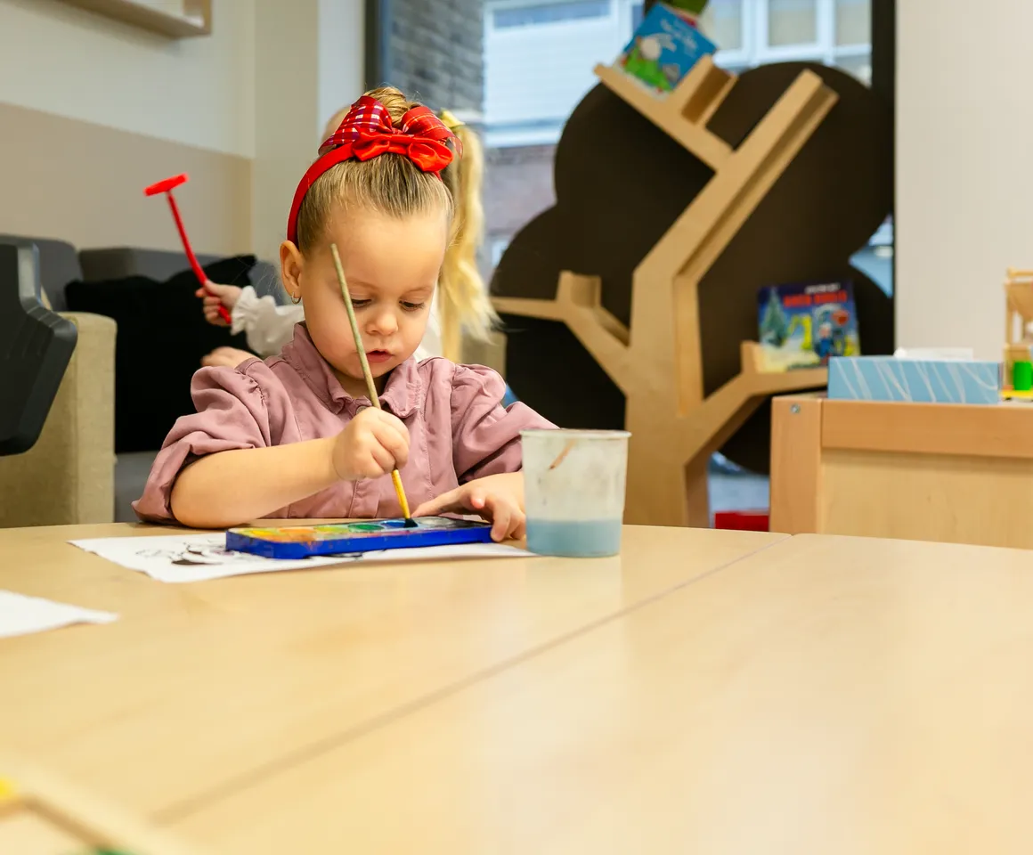 Kind bij de peutergroep is aan het schilderen bij kinderopvang Kind&co ludens