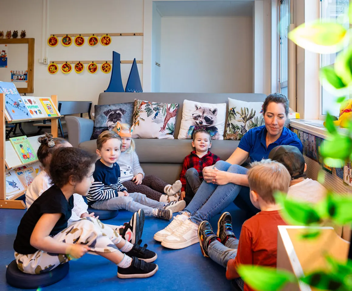 Kinderen met pedagogisch medewerker bij Peuteropvang Uilen Kortenhoef van kinderopvang Kind&co ludens