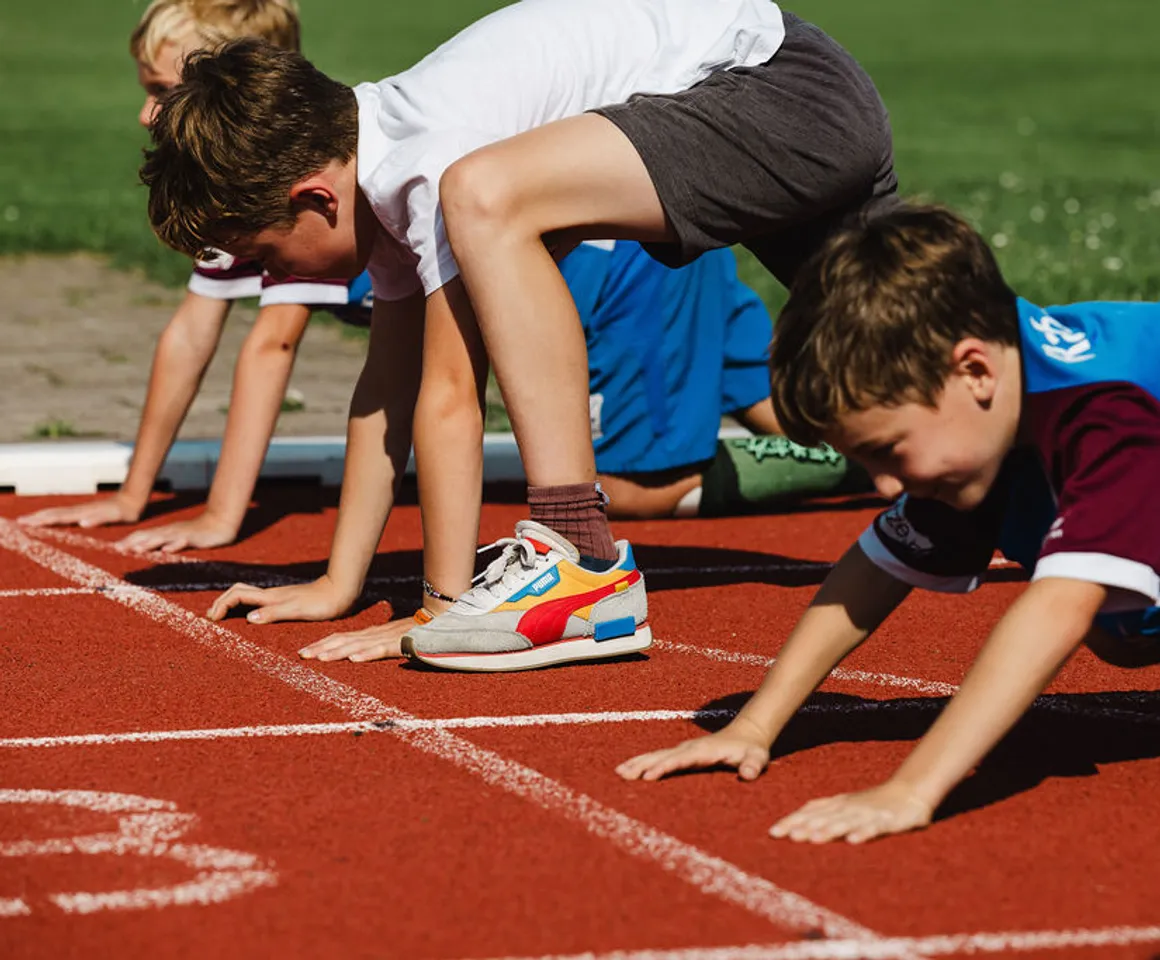 Kinderen op de hardloopbaan bij BSO Sprint Baarn van kinderopvang Kind&co ludens