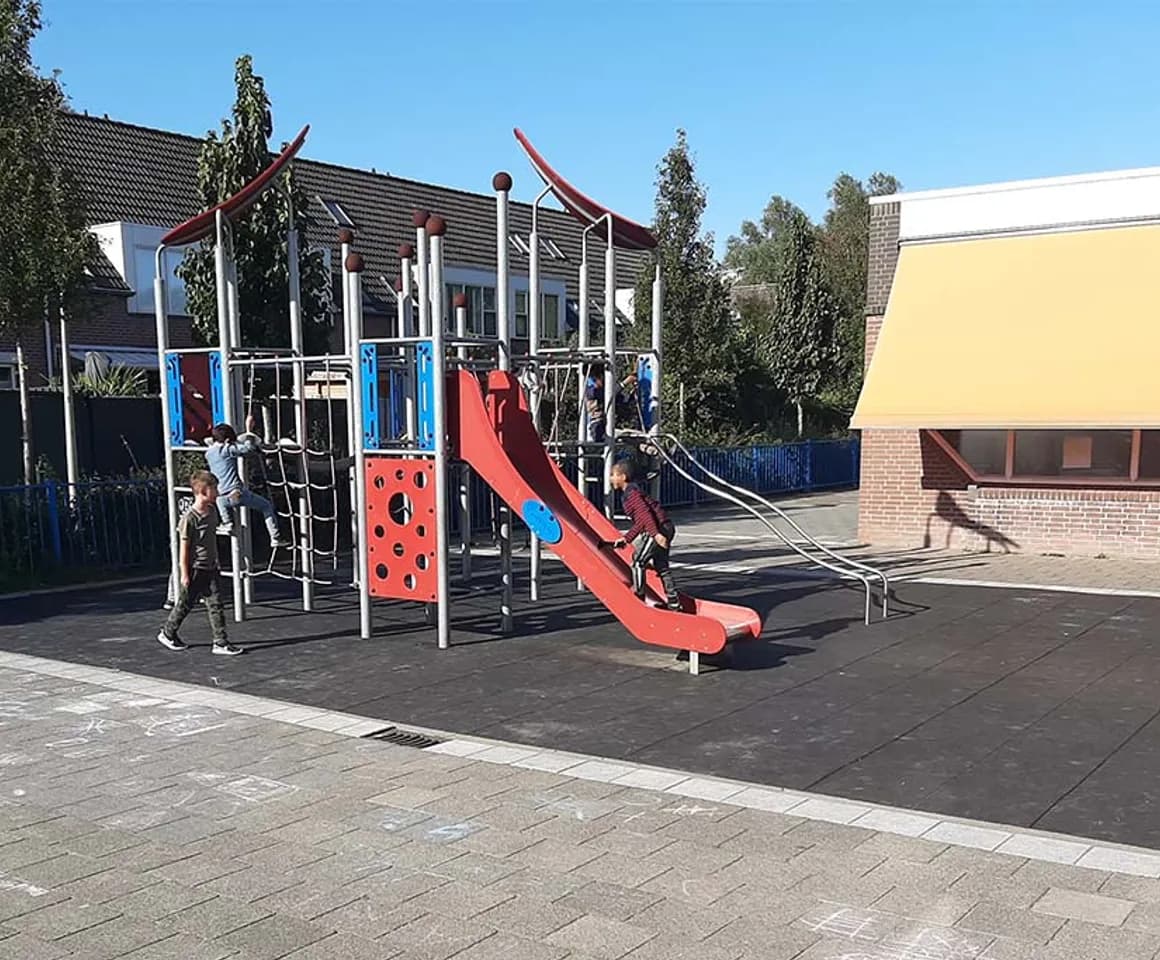 Buitenruimte met speeltoestel bij BSO Atelier Diemen van kinderopvang Kind&co ludens