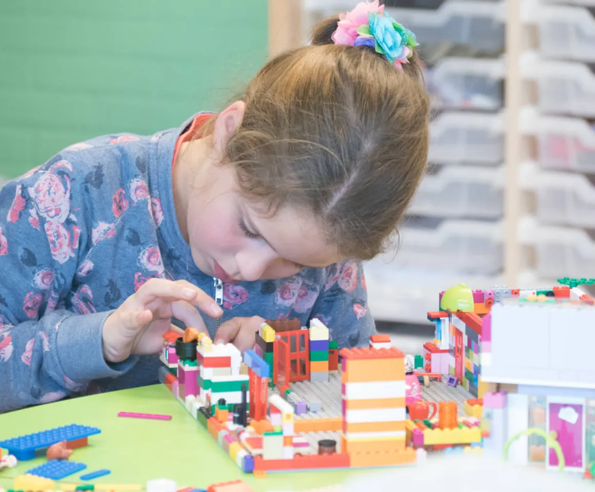 Kind speelt met lego bij buitenschoolse opvang Knetterhonk, kinderopvang Kind&co Ludens