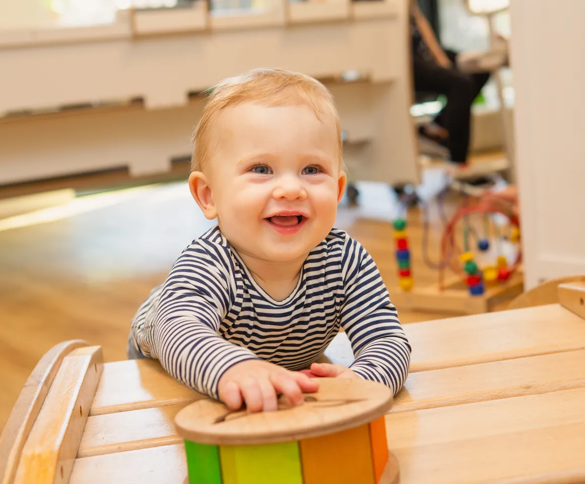 Kind klimt op speeltoestel bij kinderopvang Kind&co ludens