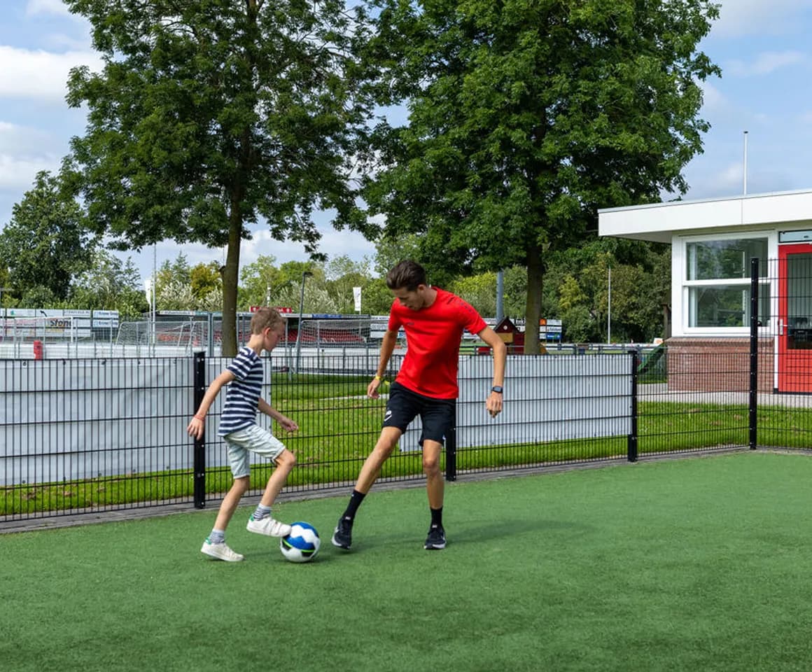 Samen voetballen bij BSO Woerden Sportlust van kinderopvang Kind&co ludens