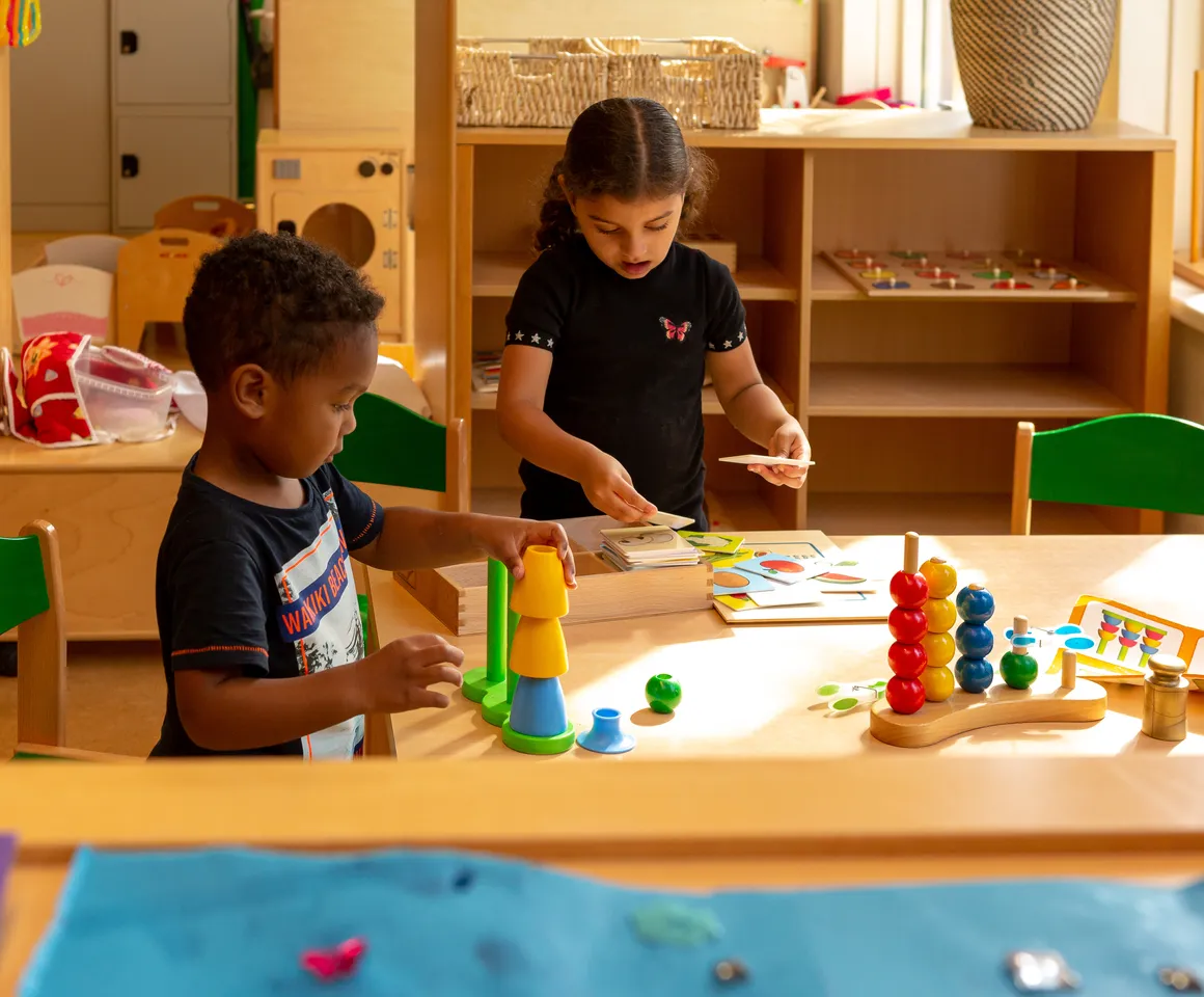 Kinderen spelen met speelgoed bij Peuteropvang Het Margrietje Utrecht van kinderopvang Kind&co ludens