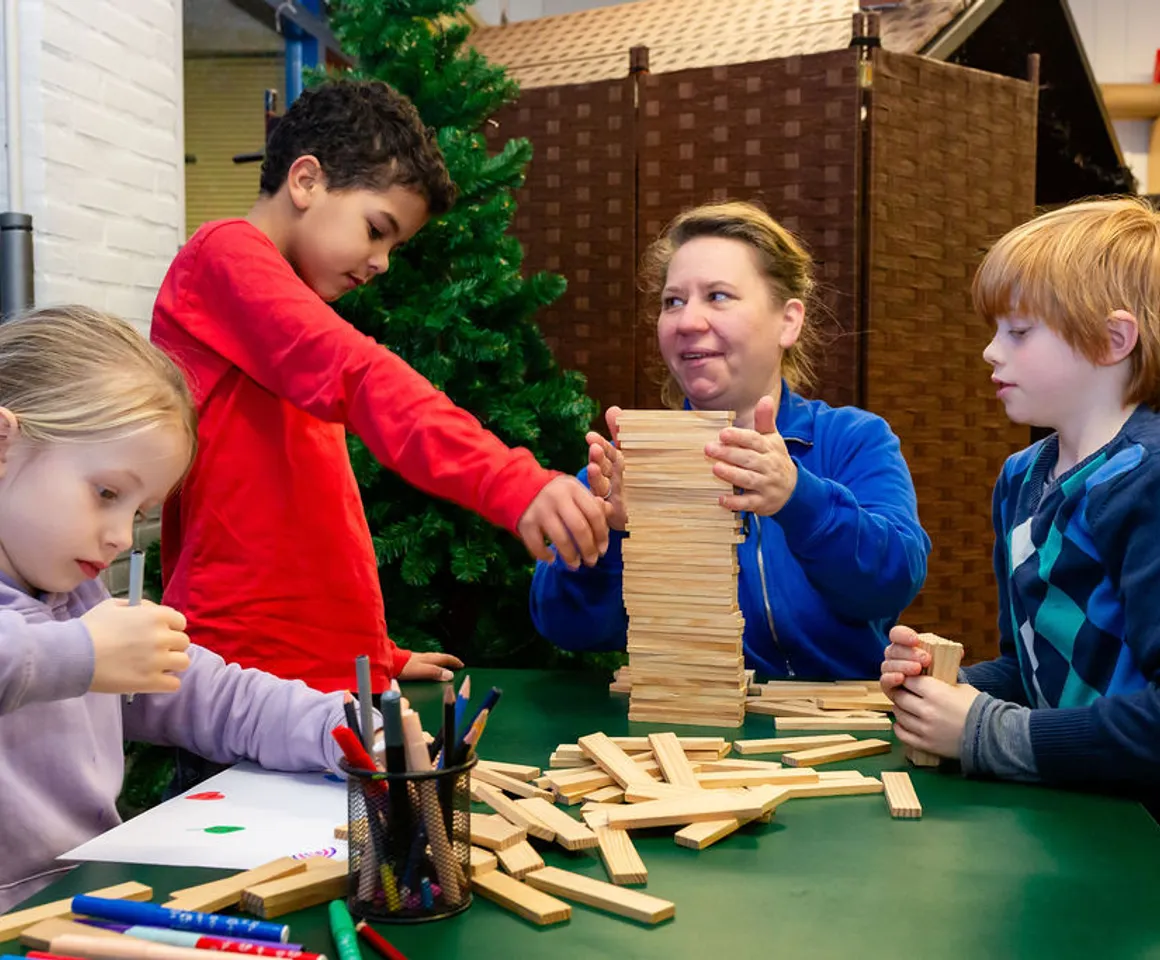 Kinderen spelen een spel met elkaar bij BSO Villa Kinderkeet van kinderopvang Kind&co Ludens