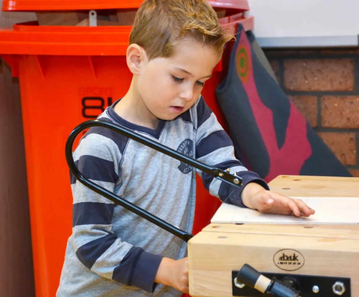 Kind is aan het zagen bij buitenschoolse opvang Octopus, kinderopvang Kind&co ludens