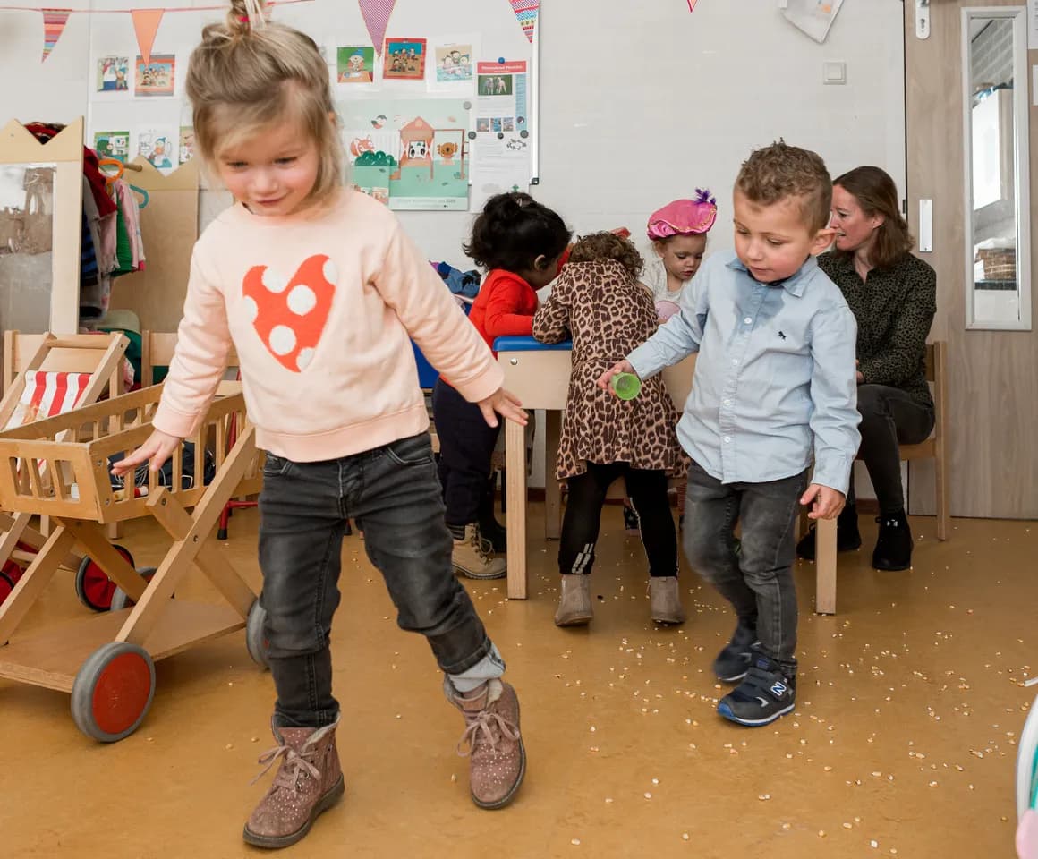 Kinderen van de peutergroep spelen samen met rijst bij kinderopvang Kind&co ludens