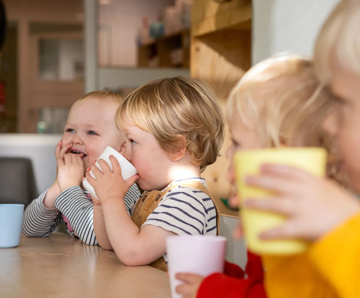 Aan tafel samen drinken bij Kinderdagverblijf Baarn Twinkel van kinderopvang Kind&co ludens