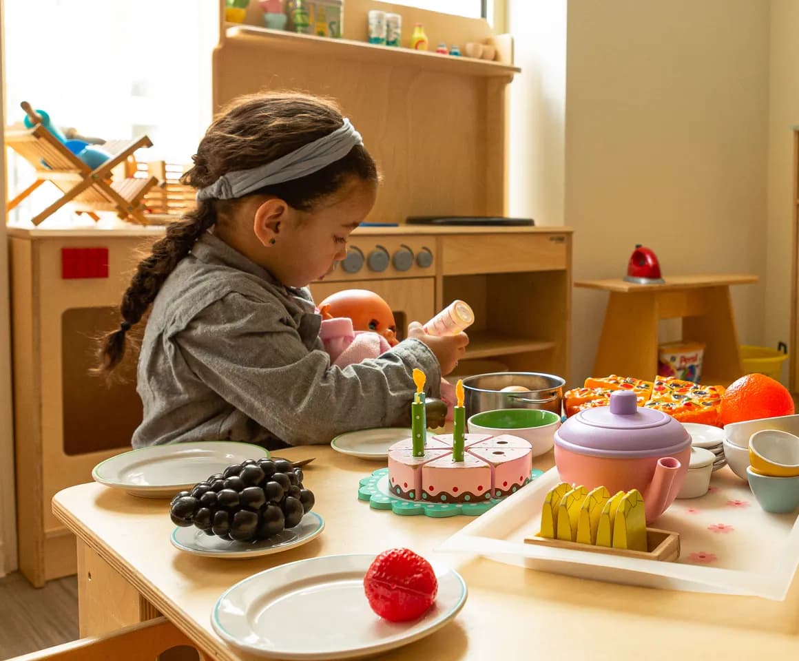 Kinderen van de peuteropvang spelen samen in de huishoek bij kinderopvang Kind&co ludens