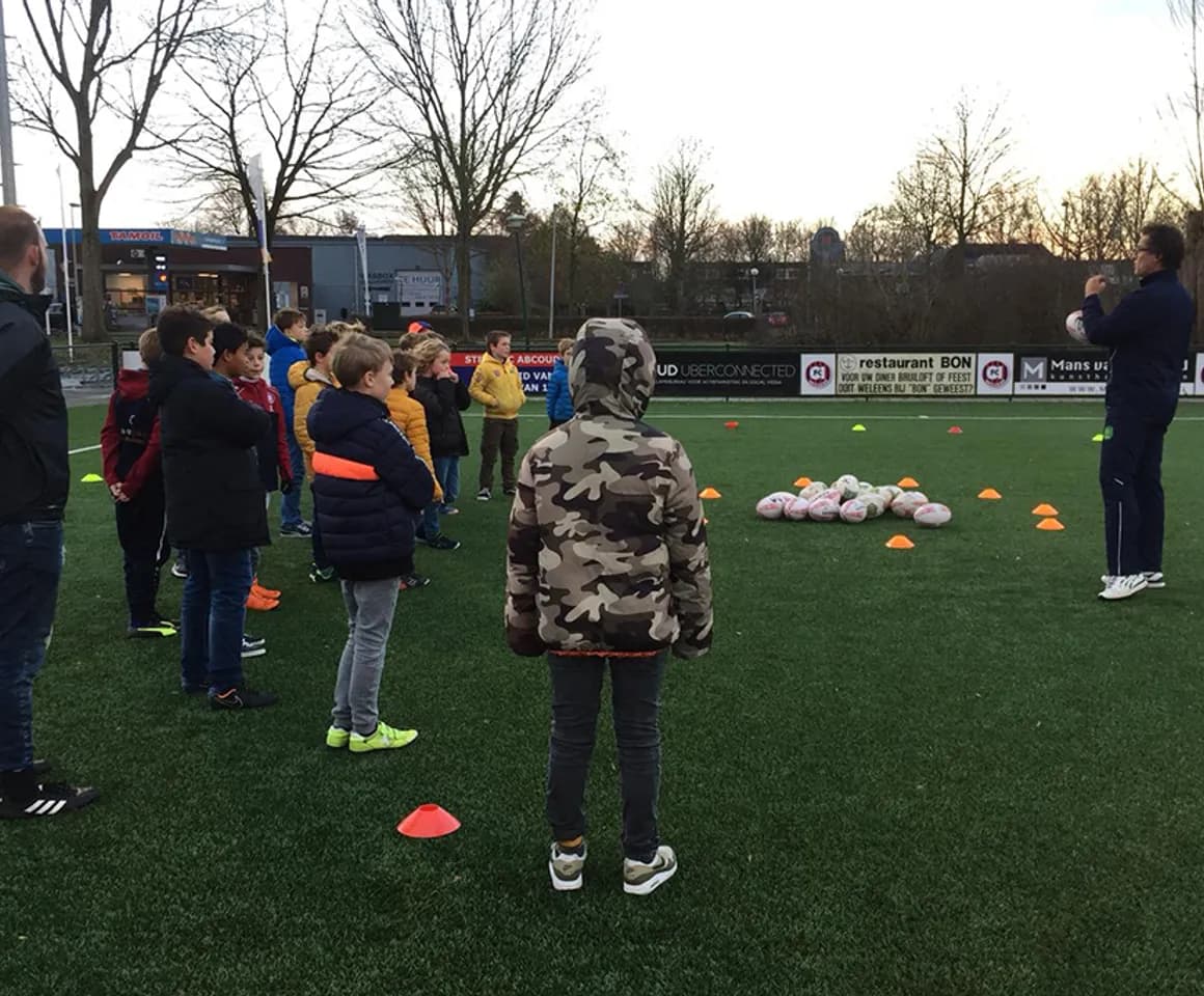 Kinderen op het sportveld bij BSO Sport Abcoude van kinderopvang Kind&co ludens