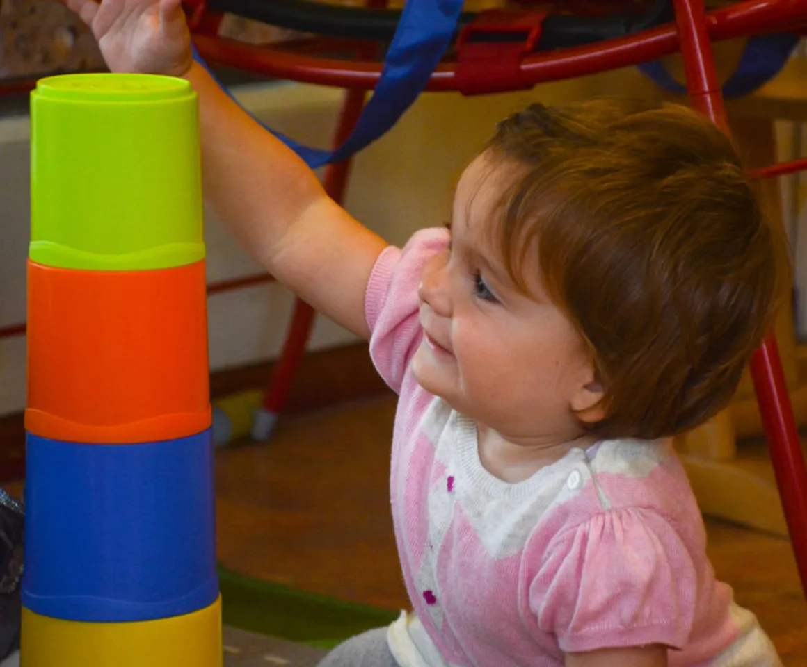 Kind met stapeltoren bij Kinderdagverblijf Utrecht Spikkels van kinderopvang Kind&co ludens