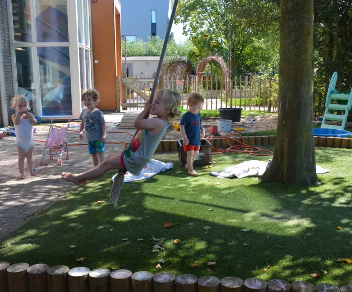 Kinderen spelen in de buitenruimte bij Kinderdagverblijf Woerden Klavertje Vier van kinderopvang Kind&co ludens