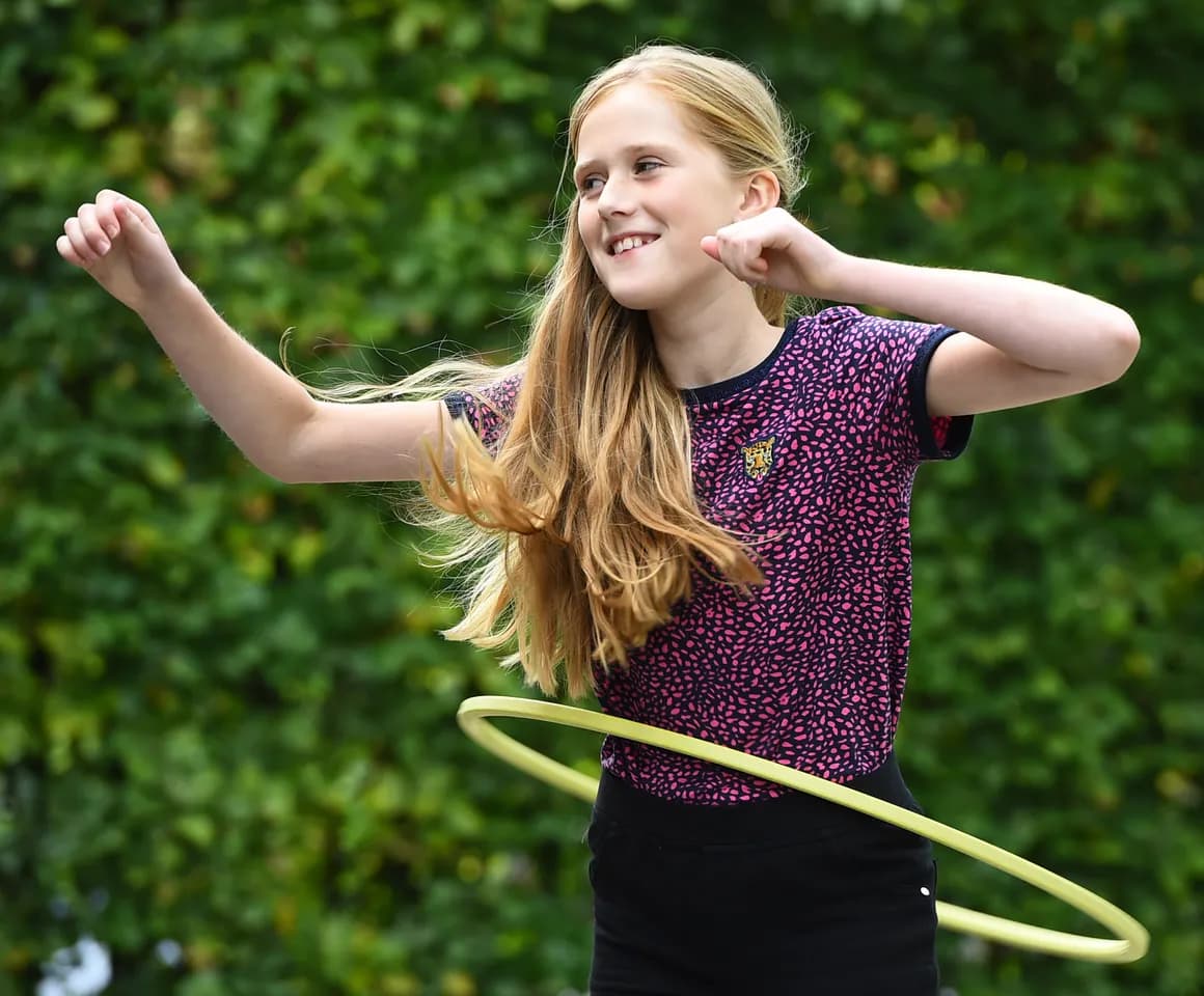 Kind van de BSO hoepelt buiten bij kinderopvang Kind&co ludens