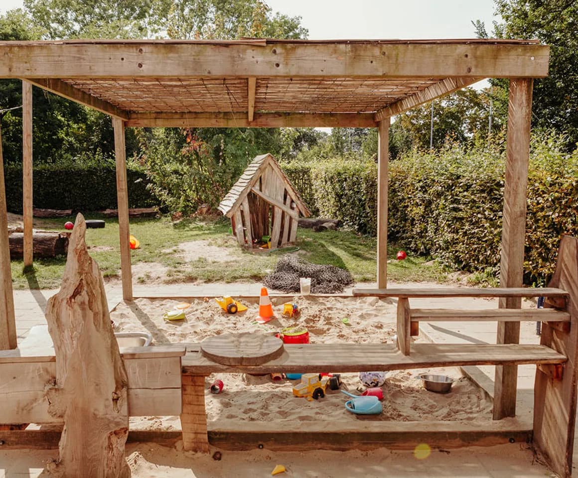 De zandbak en tuin van kinderdagverblijf Mus en Mees, kinderopvang Kind&co ludens