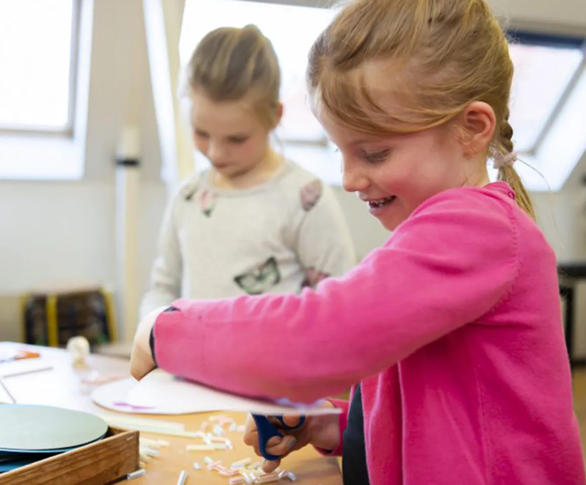 Kinderen aan het knutselen bij BSO van Dijck Bilthoven van kinderopvang Kind&co ludens