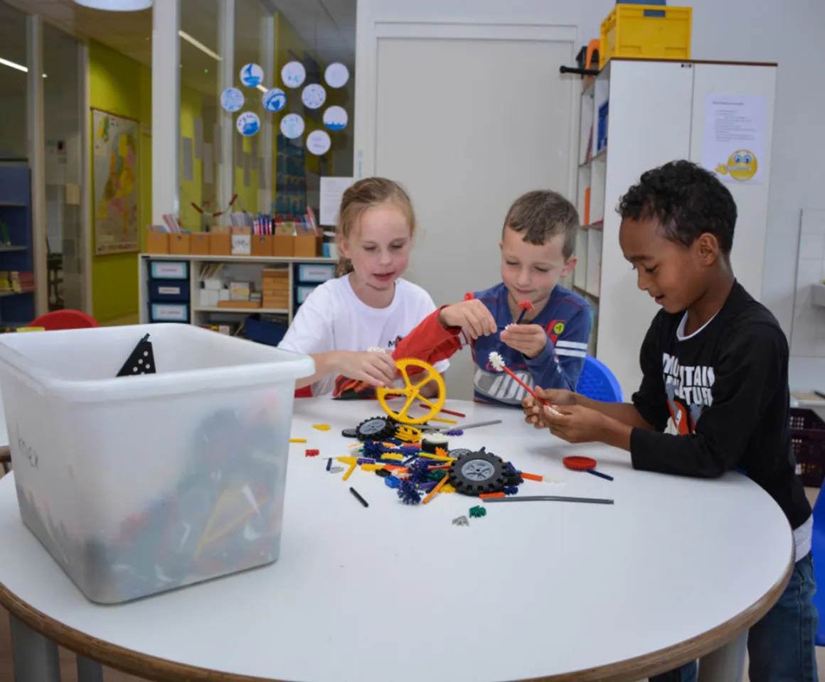 Kinderen samen aan het bouwen bij Buitenschoolse-Opvang-Diemen-Noorderbreedte van kinderopvang Kind&co ludens
