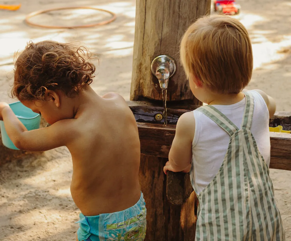 Kinderen spelen met waterkraan van kinderdagverblijf Jonas, kinderopvang Kind&co ludens