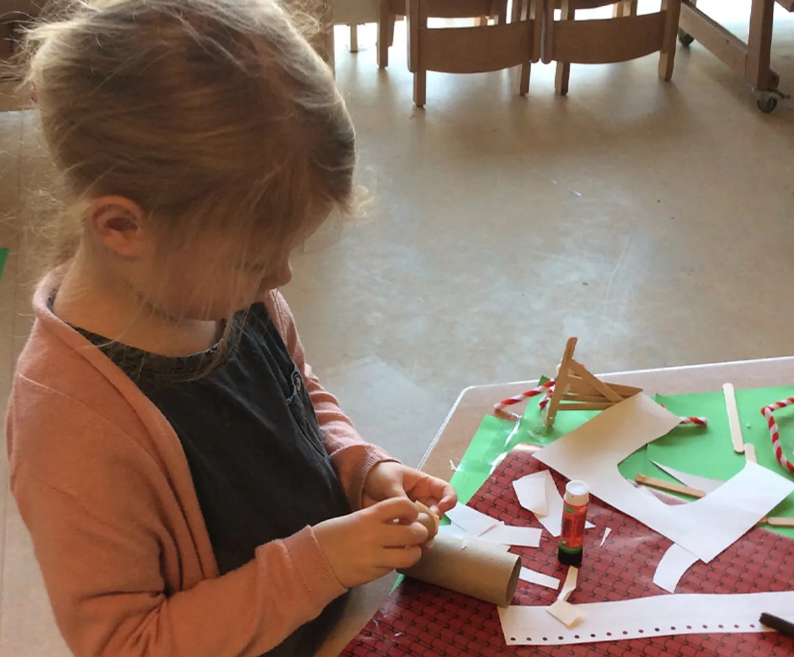 Kind aan het knutselen bij BSO Piet Mondriaan Abcoude van Kinderopvang Kind&co ludens