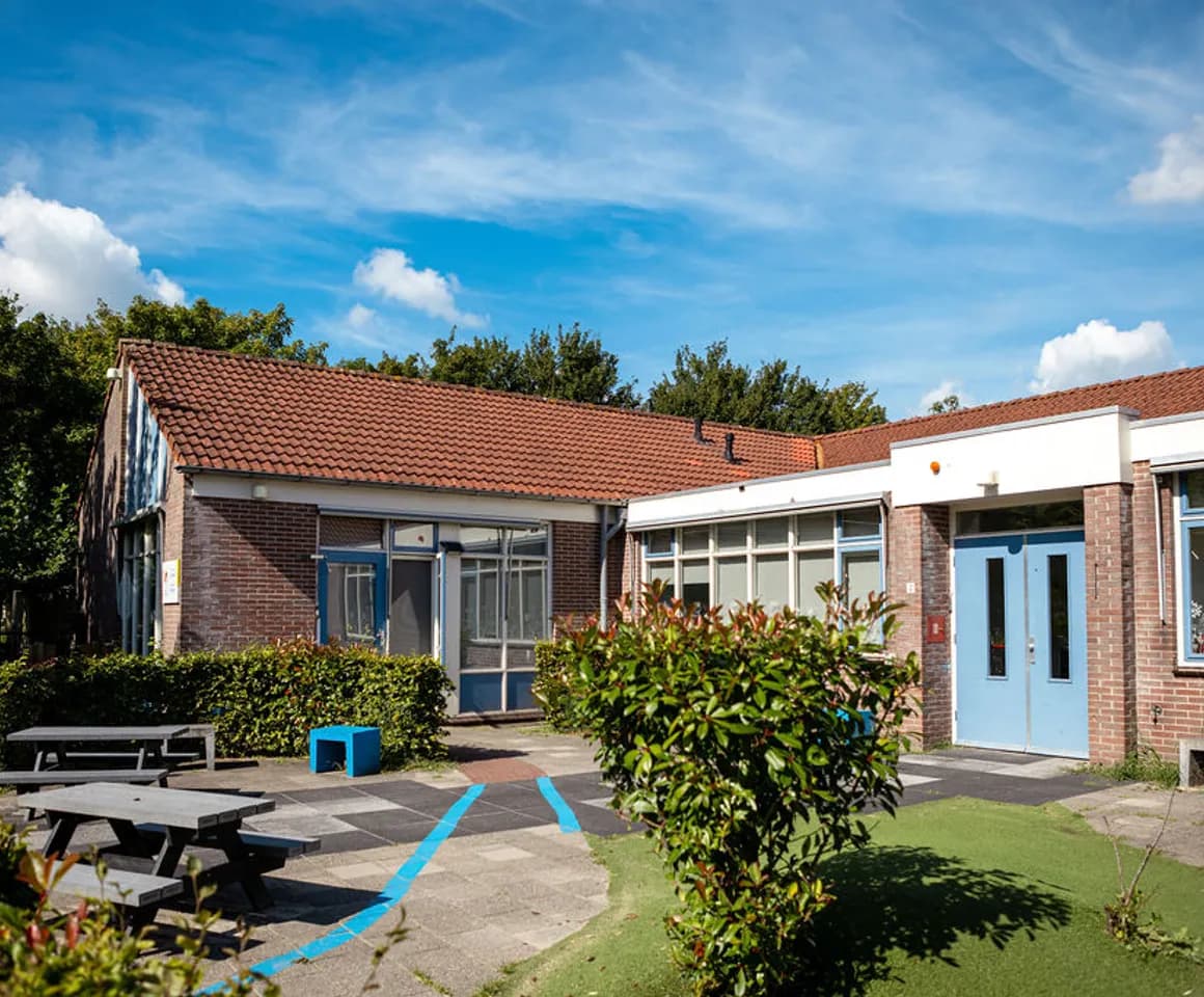 Gebouw met buitenruimte bij KDV Wilnis Ministek van kinderopvang Kind&co ludens
