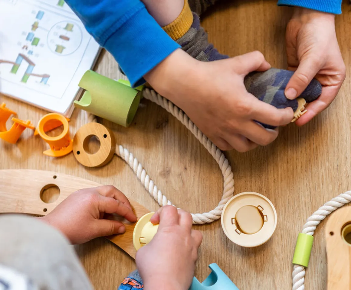 Kinderen bouwen samen met constructiemateriaal bij kinderdagverblijf Aspelin, kinderopvang Kind&co ludens