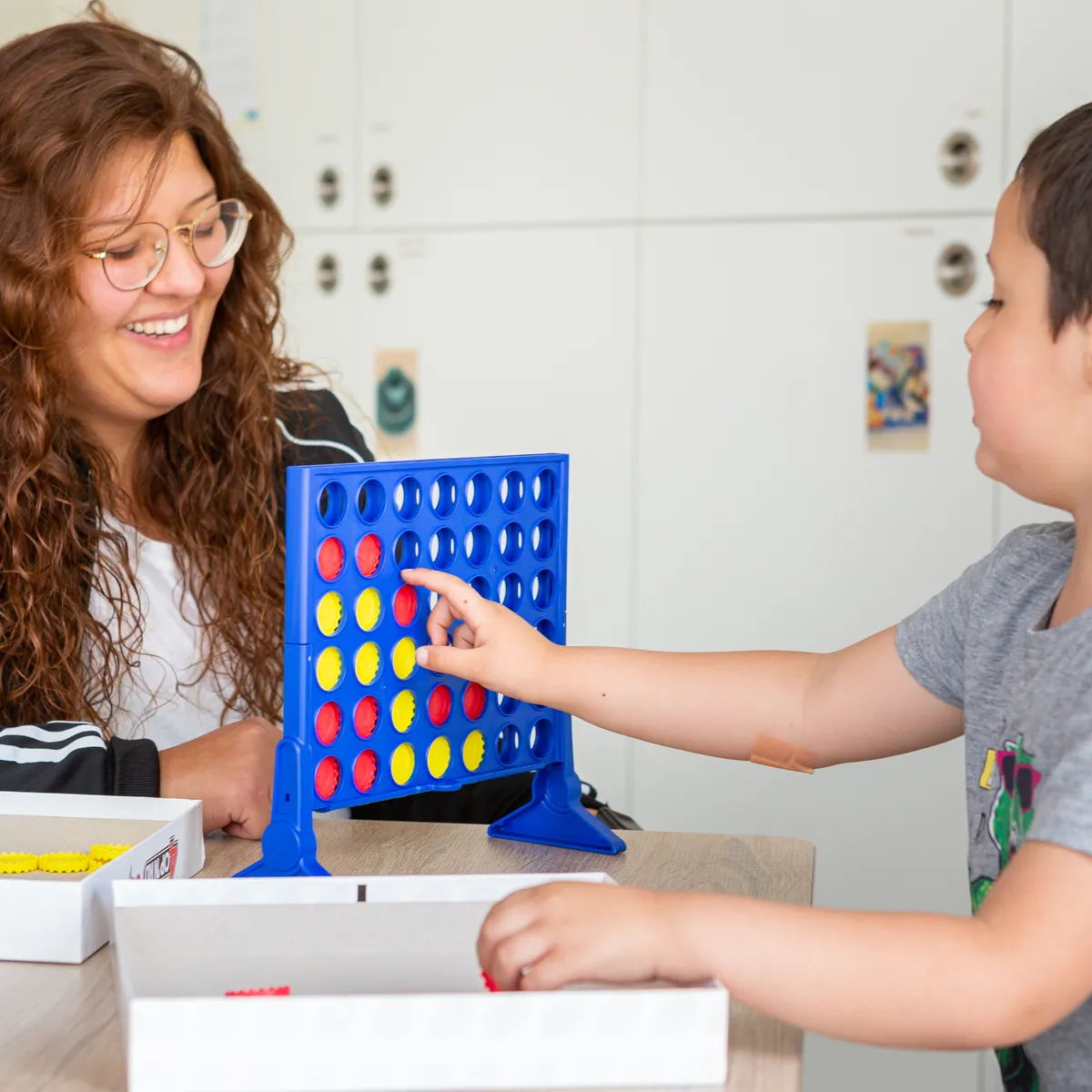Kind speelt samen met een pedagogisch medewerker een spel bij kinderopvang Kind&co ludens